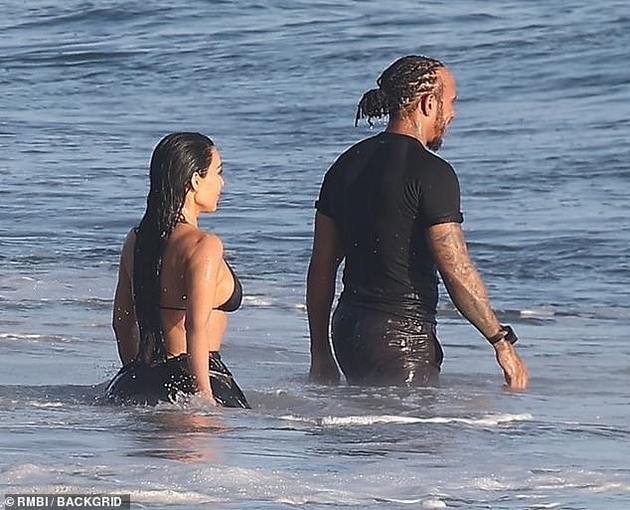 luis-hamilton-ne-mozhe-da-odolee-na-kim-kardashijan-na-plazha-na-malibu-ja-pregrnuva-ja-dopira-taa-se-smee-foto-11.JPG