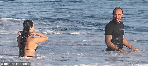 luis-hamilton-ne-mozhe-da-odolee-na-kim-kardashijan-na-plazha-na-malibu-ja-pregrnuva-ja-dopira-taa-se-smee-foto-12.JPG