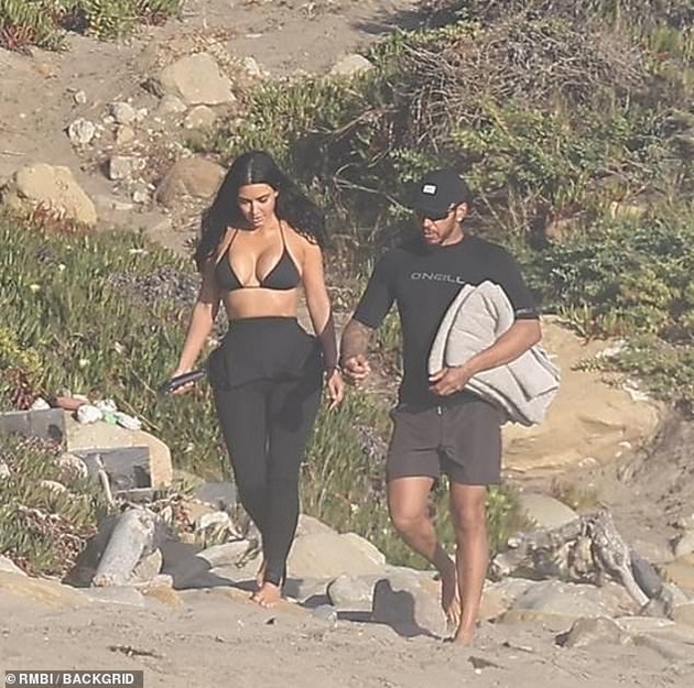 luis-hamilton-ne-mozhe-da-odolee-na-kim-kardashijan-na-plazha-na-malibu-ja-pregrnuva-ja-dopira-taa-se-smee-foto-13.JPG