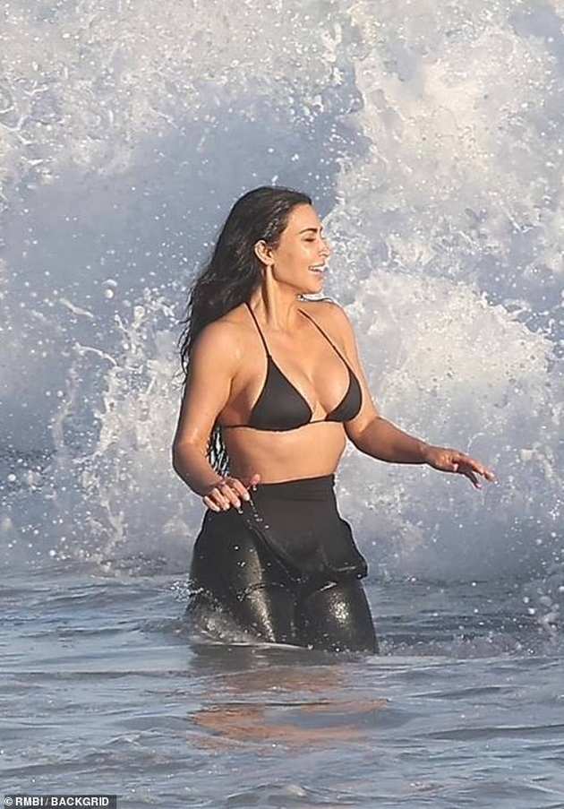 luis-hamilton-ne-mozhe-da-odolee-na-kim-kardashijan-na-plazha-na-malibu-ja-pregrnuva-ja-dopira-taa-se-smee-foto-15.JPG
