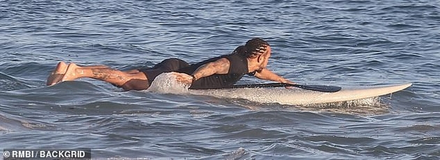 luis-hamilton-ne-mozhe-da-odolee-na-kim-kardashijan-na-plazha-na-malibu-ja-pregrnuva-ja-dopira-taa-se-smee-foto-16.JPG