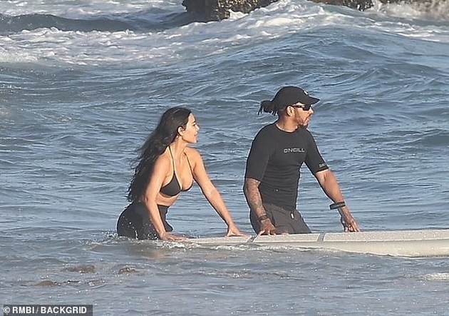 luis-hamilton-ne-mozhe-da-odolee-na-kim-kardashijan-na-plazha-na-malibu-ja-pregrnuva-ja-dopira-taa-se-smee-foto-17.JPG