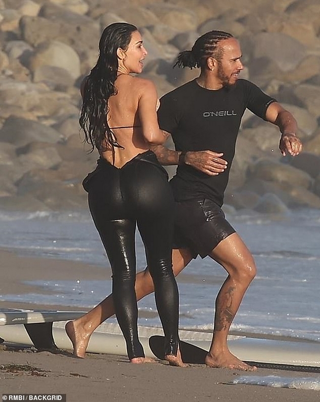 luis-hamilton-ne-mozhe-da-odolee-na-kim-kardashijan-na-plazha-na-malibu-ja-pregrnuva-ja-dopira-taa-se-smee-foto-7.JPG