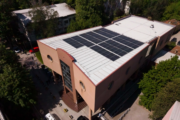 medicinski-fakultet-dobi-sopstven-izvor-na-chista-energija-okta-donirashe-fotovoltaichna-centrala-02.JPG