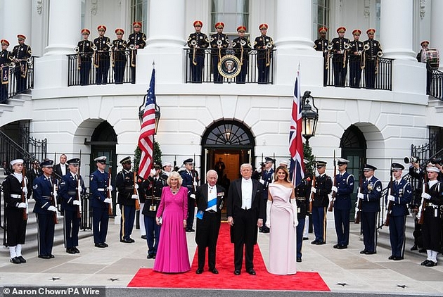 melanija-tramp-gi-zaseni-site-na-raskoshnata-vechera-so-kralot-i-kralicata-vo-belata-kukja-ja-sporeduvaat-so-dzheki-kenedi-foto-05.JPG