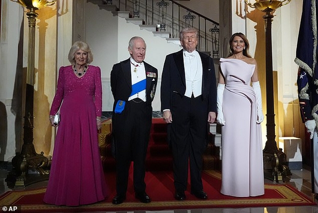 melanija-tramp-gi-zaseni-site-na-raskoshnata-vechera-so-kralot-i-kralicata-vo-belata-kukja-ja-sporeduvaat-so-dzheki-kenedi-foto-07.JPG