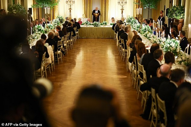 melanija-tramp-gi-zaseni-site-na-raskoshnata-vechera-so-kralot-i-kralicata-vo-belata-kukja-ja-sporeduvaat-so-dzheki-kenedi-foto-11.JPG