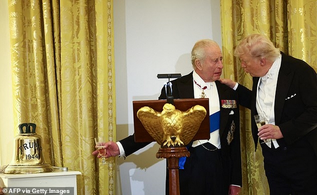 melanija-tramp-gi-zaseni-site-na-raskoshnata-vechera-so-kralot-i-kralicata-vo-belata-kukja-ja-sporeduvaat-so-dzheki-kenedi-foto-12.JPG