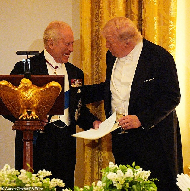 melanija-tramp-gi-zaseni-site-na-raskoshnata-vechera-so-kralot-i-kralicata-vo-belata-kukja-ja-sporeduvaat-so-dzheki-kenedi-foto-13.JPG