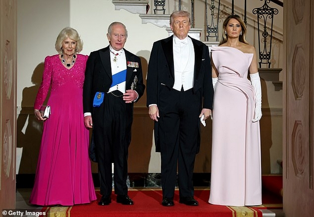melanija-tramp-gi-zaseni-site-na-raskoshnata-vechera-so-kralot-i-kralicata-vo-belata-kukja-ja-sporeduvaat-so-dzheki-kenedi-foto-15.JPG