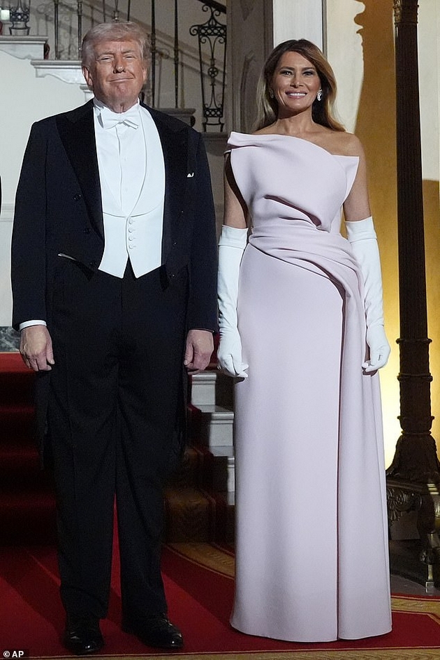 melanija-tramp-gi-zaseni-site-na-raskoshnata-vechera-so-kralot-i-kralicata-vo-belata-kukja-ja-sporeduvaat-so-dzheki-kenedi-foto-16.JPG