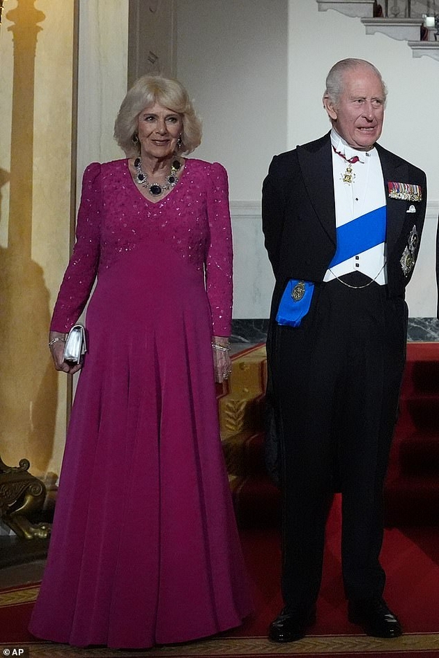 melanija-tramp-gi-zaseni-site-na-raskoshnata-vechera-so-kralot-i-kralicata-vo-belata-kukja-ja-sporeduvaat-so-dzheki-kenedi-foto-17.JPG