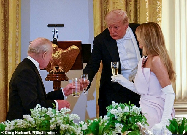 melanija-tramp-gi-zaseni-site-na-raskoshnata-vechera-so-kralot-i-kralicata-vo-belata-kukja-ja-sporeduvaat-so-dzheki-kenedi-foto-18.JPG