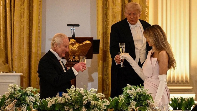 melanija-tramp-gi-zaseni-site-na-raskoshnata-vechera-so-kralot-i-kralicata-vo-belata-kukja-ja-sporeduvaat-so-dzheki-kenedi-foto-19.JPG