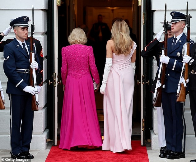 melanija-tramp-gi-zaseni-site-na-raskoshnata-vechera-so-kralot-i-kralicata-vo-belata-kukja-ja-sporeduvaat-so-dzheki-kenedi-foto-6.JPG