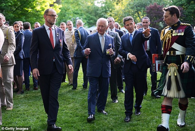 na-chaj-so-donald-i-melanija-pa-raskoshna-zabava-vo-gradina-kralot-charls-i-kamila-vo-oficijalna-poseta-sad-foto-12.JPG