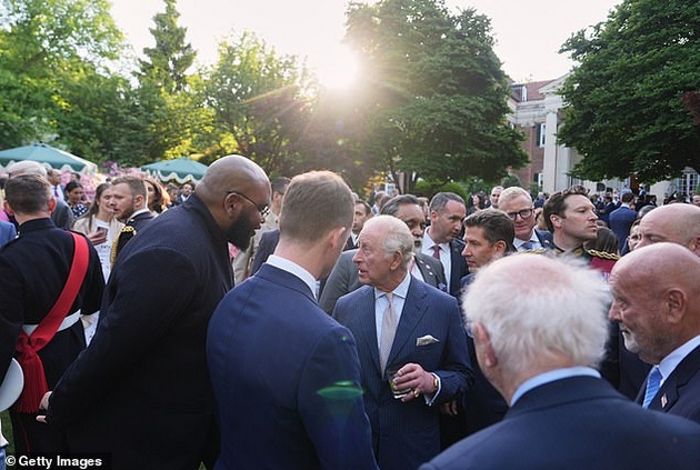 na-chaj-so-donald-i-melanija-pa-raskoshna-zabava-vo-gradina-kralot-charls-i-kamila-vo-oficijalna-poseta-sad-foto-13.JPG