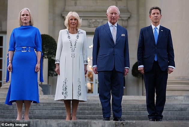 na-chaj-so-donald-i-melanija-pa-raskoshna-zabava-vo-gradina-kralot-charls-i-kamila-vo-oficijalna-poseta-sad-foto-14.JPG