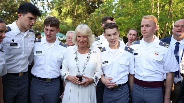 na-chaj-so-donald-i-melanija-pa-raskoshna-zabava-vo-gradina-kralot-charls-i-kamila-vo-oficijalna-poseta-sad-foto-21.JPG