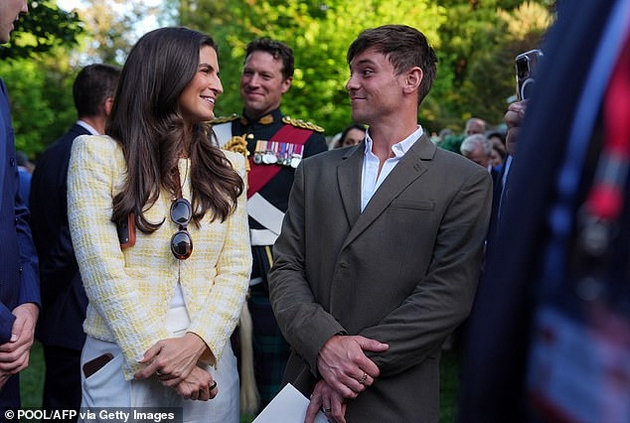 na-chaj-so-donald-i-melanija-pa-raskoshna-zabava-vo-gradina-kralot-charls-i-kamila-vo-oficijalna-poseta-sad-foto-6.JPG