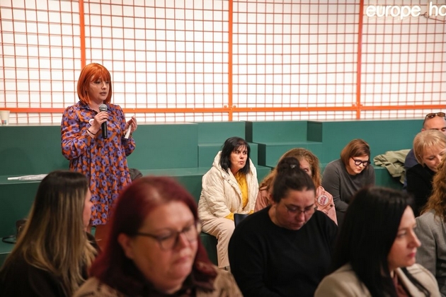 nosi-ja-promenata-preku-diskusija-za-rodovo-bazirano-nasilstvo-gi-obedini-ekspertite-i-megjunarodnite-partneri-vo-veles-05.JPG