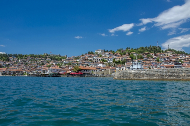 paraglajder-padna-na-shetalishte-vo-ohrid-udri-vo-ulichna-svetilka-dete-i-povozrasen-par-za-vlakno-izbegnaa-povreda-video-03.JPG