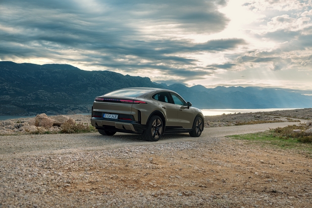 porsche-ja-proshiruva-ponudata-na-suv-modeli-inspiriran-od-ikona-noviot-cayenne-coup-electric-07.JPG