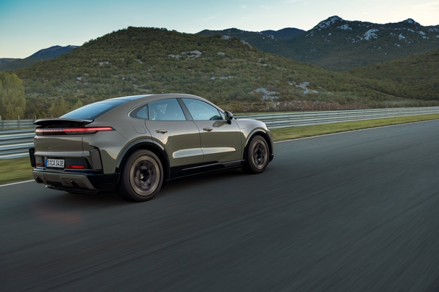 porsche-ja-proshiruva-ponudata-na-suv-modeli-inspiriran-od-ikona-noviot-cayenne-coup-electric-10.JPG
