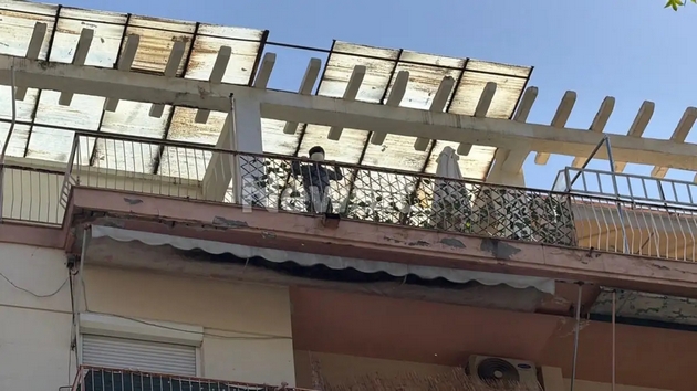 reakcii-za-incidentot-vo-solun-5-godishno-dete-frlalo-predmeti-od-balkon-majka-mu-go-ostavila-samo-vo-stanot-03.JPG