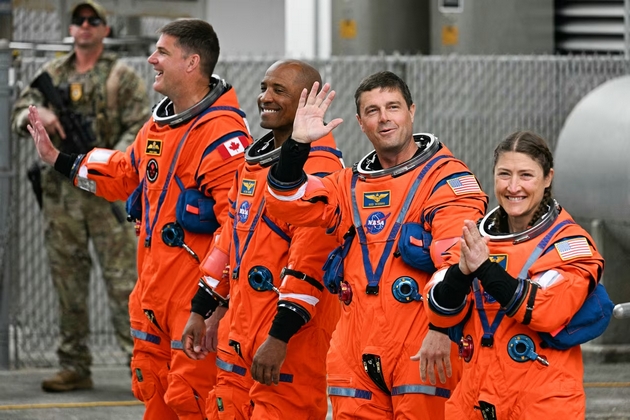 uspeshno-poletuvanje-no-mali-problemi-so-toaletot-kako-pomina-lansiranjeto-kon-mesechinata-foto-video-04.JPG