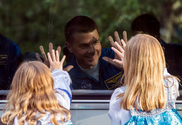 zhena-mu-pochinala-od-rak-sam-se-grizhi-za-dve-kjerki-tazhnata-i-inspirativna-prikazna-na-astronautot-koj-odi-kon-mesechinata-0.JPG