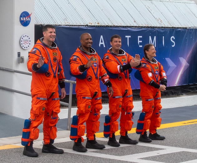 zhena-mu-pochinala-od-rak-sam-se-grizhi-za-dve-kjerki-tazhnata-i-inspirativna-prikazna-na-astronautot-koj-odi-kon-mesechinata-07.JPG