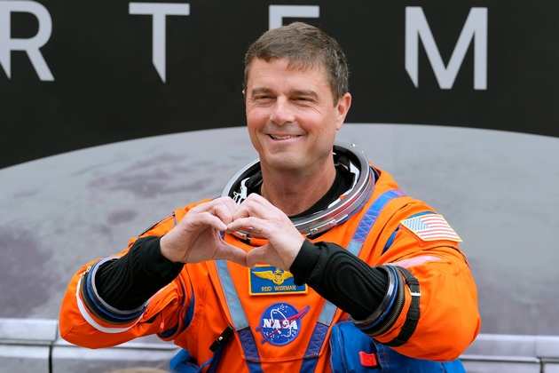 zhena-mu-pochinala-od-rak-sam-se-grizhi-za-dve-kjerki-tazhnata-i-inspirativna-prikazna-na-astronautot-koj-odi-kon-mesechinata-2.JPG