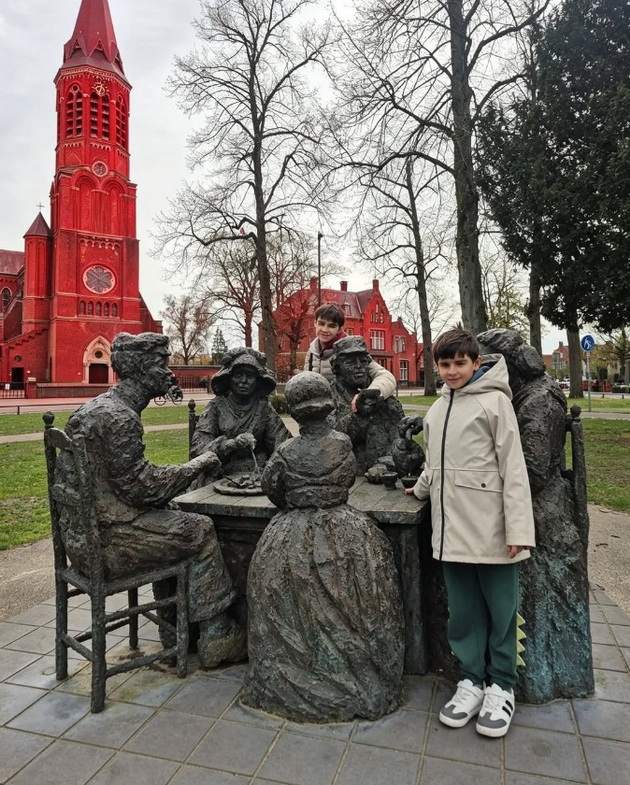 andrijana-janevska-objavi-retka-fotka-so-soprugot-i-decata-uzhivaat-na-patuvanje-niz-holandija-10.jpg