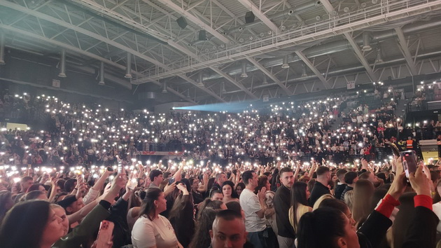 bev-na-koncertot-na-jakov-jozinovikj-vo-skopje-klekna-na-kolena-i-i-se-pokloni-na-publikata-se-rasplaka-od-silni-emocii-04.jpg