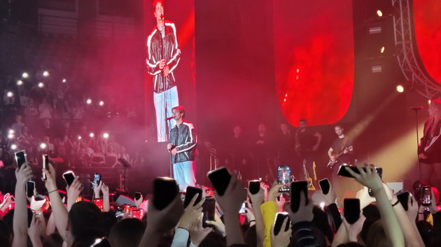 bev-na-koncertot-na-jakov-jozinovikj-vo-skopje-klekna-na-kolena-i-i-se-pokloni-na-publikata-se-rasplaka-od-silni-emocii-05.jpg