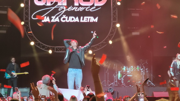 bev-na-koncertot-na-jakov-jozinovikj-vo-skopje-klekna-na-kolena-i-i-se-pokloni-na-publikata-se-rasplaka-od-silni-emocii-30.jpg