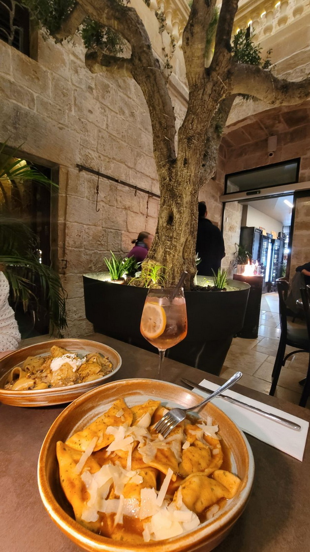 bev-na-malta-so-povraten-let-od-skopje-za-50-kafe-e-2-pechiva-ima-za-0-50-centi-no-shto-ne-mi-se-dopadna-02.jpg