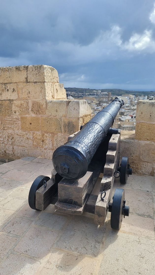 bev-na-malta-so-povraten-let-od-skopje-za-50-kafe-e-2-pechiva-ima-za-0-50-centi-no-shto-ne-mi-se-dopadna-06.jpg