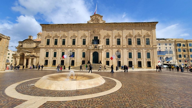 bev-na-malta-so-povraten-let-od-skopje-za-50-kafe-e-2-pechiva-ima-za-0-50-centi-no-shto-ne-mi-se-dopadna-127.jpg
