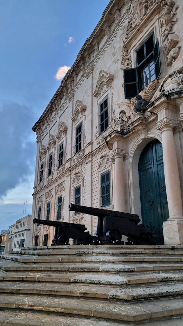 bev-na-malta-so-povraten-let-od-skopje-za-50-kafe-e-2-pechiva-ima-za-0-50-centi-no-shto-ne-mi-se-dopadna-31.jpg
