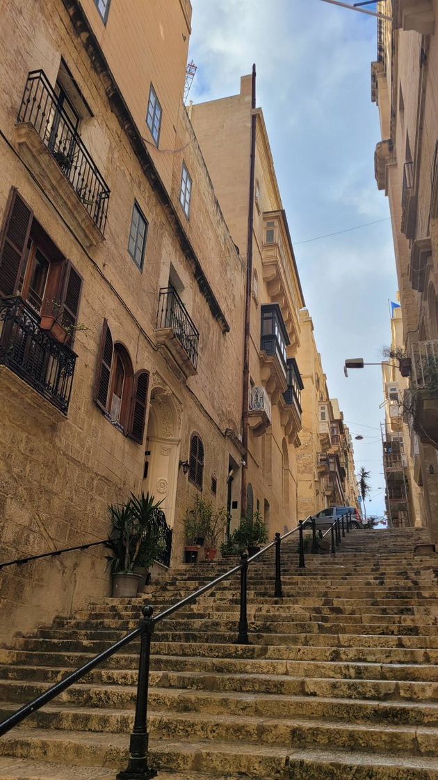 bev-na-malta-so-povraten-let-od-skopje-za-50-kafe-e-2-pechiva-ima-za-0-50-centi-no-shto-ne-mi-se-dopadna-87.jpg