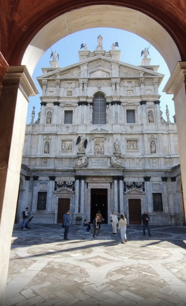 biljana-debarlieva-bleska-pokraj-soprugot-vo-milano-vlegoa-vo-duomo-uzhivaa-vo-proshetki-niz-gradot-foto-14.jpg