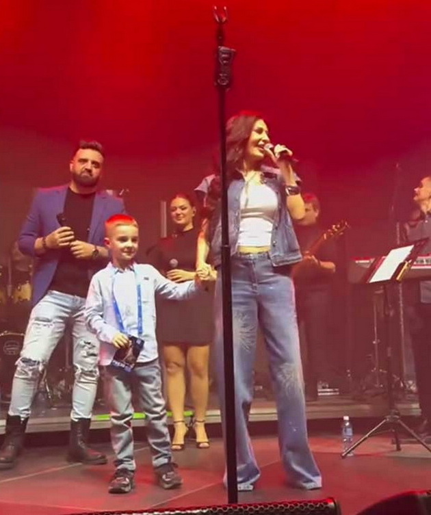 ceca-vo-chanel-komplet-od-8-000-na-koncert-go-iznese-vnukot-na-scena-miki-sekulovski-i-pee-pridruzhni-vokali-04_copy.jpg