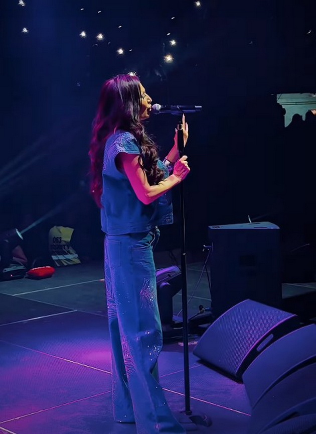 ceca-vo-chanel-komplet-od-8-000-na-koncert-go-iznese-vnukot-na-scena-miki-sekulovski-i-pee-pridruzhni-vokali-05.jpg