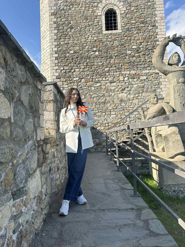 doris-di-16-ja-promovirashe-pesnata-zemjo-moja-i-ja-posveti-na-site-makedonci-koi-zhiveat-daleku-od-tatkovinata-05.jpg