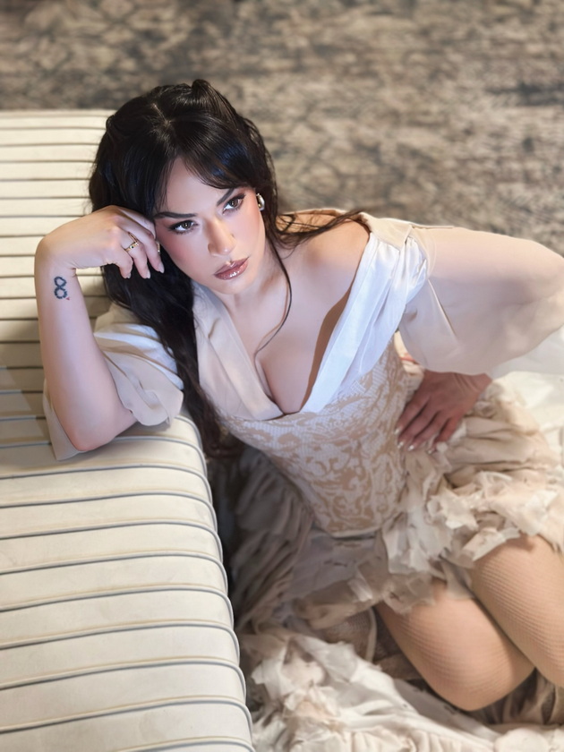 elena-risteska-napolni-40-godini-i-objavi-rodendenska-fotosesija-slednite-40-mora-da-se-poseriozni-04.jpg