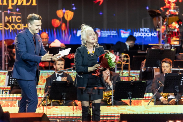 maja-odjaklievska-bleska-na-72-godini-izdominira-vo-mini-fustan-na-festival-vo-belgrad-video-06.jpg