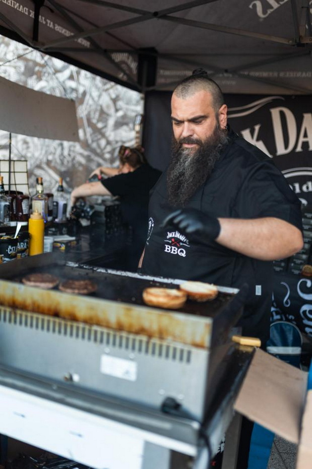 nenad-od-kumanovo-ima-unikaten-burger-bar-vo-belgrad-najskap-e-vegetarijanskiot-burgerite-so-viski-mi-se-zashtiten-znak-06.jpg