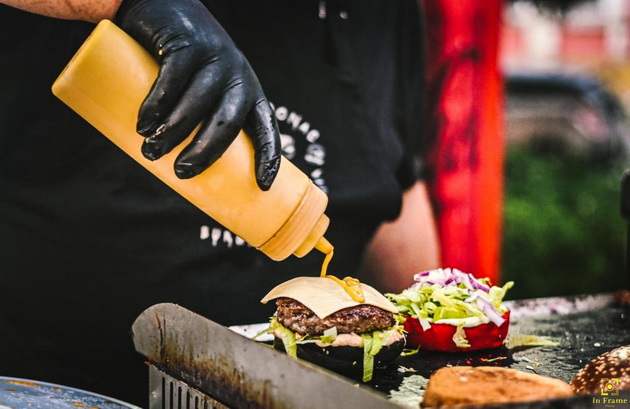 nenad-od-kumanovo-ima-unikaten-burger-bar-vo-belgrad-najskap-e-vegetarijanskiot-burgerite-so-viski-mi-se-zashtiten-znak-19.jpg